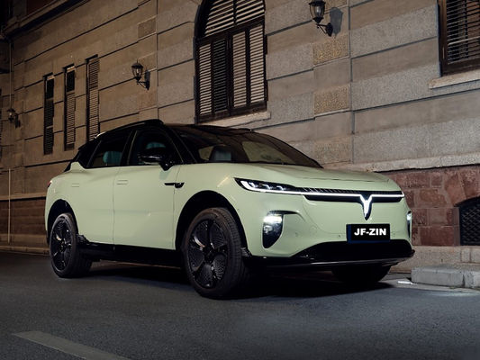SUV di medie dimensioni, la massima autonomia elettrica pura è di 901 km, con due ruote motrici e quattro ruote motrici